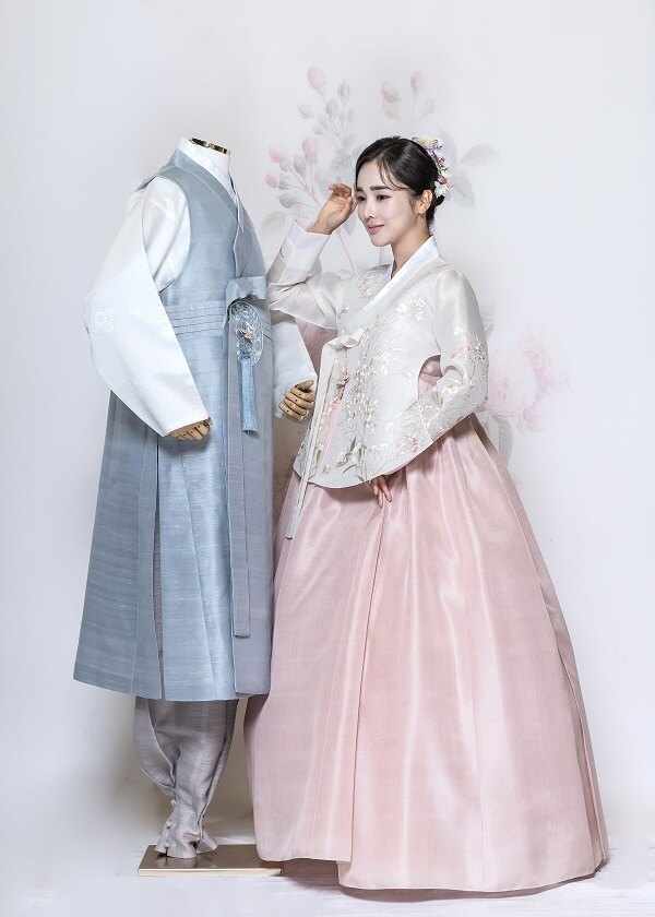 은회색 두루마기 분홍 한복